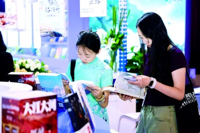 第31屆北京圖博會網絡文學專題展吸引觀眾閱讀。資料圖片