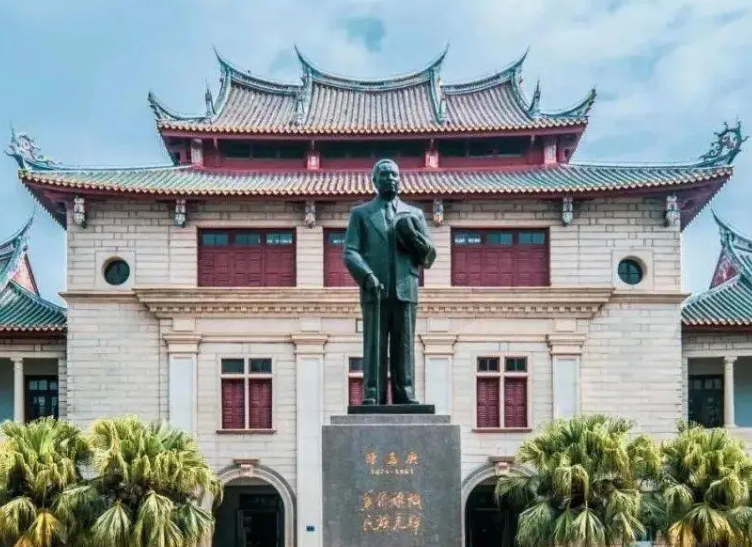 陳嘉庚1940年考察抗戰中的中國大學　　陳嘉庚（1874—1961）是著名愛國華僑領袖，被毛澤東譽為“華僑旗幟，民族光輝”。[詳細]