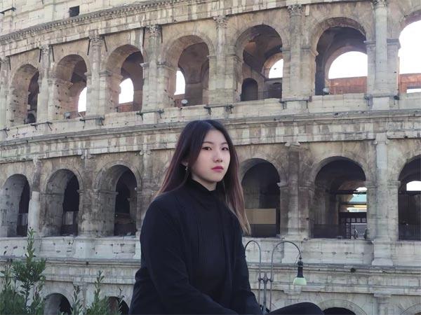 眉師娘，本名張眉，95后網絡文學作家。代表作品《奔騰年代——向南向北》獲第五屆現實題材網絡文學征文大賽特等獎，《云去山如畫》獲第九屆現實題材網絡文學征文大賽特別獎。