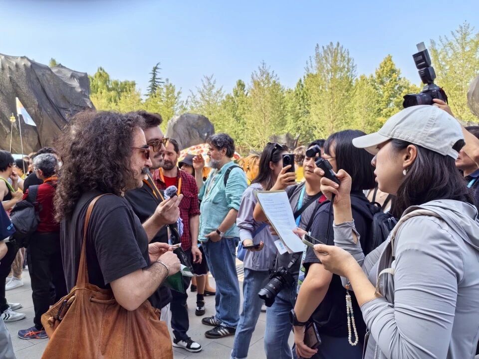 阿根廷詩人巴勃羅·卡查季安、馬克西米利亞諾·萊尼亞尼接受記者采訪