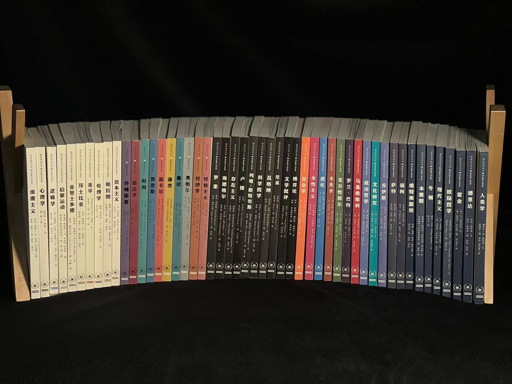 從一個個書稿案卷到一本本書，需要若干名編輯花費幾年、十年甚至幾十年的時間。受訪者供圖