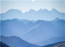 每個字都很珍貴　　珍惜當下，努力去寫，對寫下的每一個字負責。于我而言，每一個字都非常珍貴，如同古老的碑刻。[詳細]