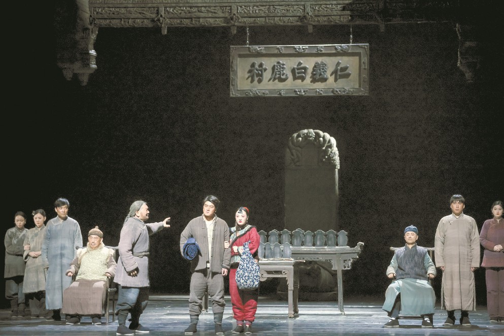 陜西人藝話劇《星空與半棵樹》（上圖）《白鹿原》（下圖）日前先后在上音歌劇院上演。 均本報記者 葉辰亮 攝