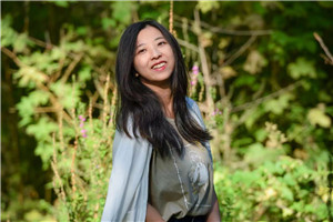 兒童繪本：獲獎作品《媽媽的剪影》作者：彎彎 劉雪純         獲獎感言我和媽媽劉雪純一起創作的這本書，正如它的名字，其靈感來源于我的媽媽。書里的剪紙，都是她30年前用最質樸的剪刀語言，鐫刻下的生命印記。她剪下春耕秋收的田埂，剪下灶臺邊的飯菜香氣，剪下縫紉機踏板的吱呀作響。