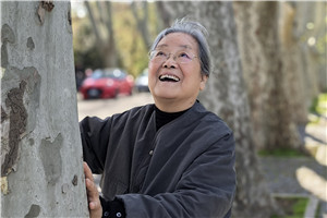兒童繪本：獲獎作品《不能沒有》作者：蔡皋         獲獎感言書里最先出現的光是陽光。我有種植花草的習慣，跟植物打交道其實就是和陽光打交道。光的滋養與體驗積累得多了，有一天，會被兒童猛地“點醒”。比如，我的小孫子就跟我說……