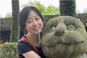 童話：獲獎作品《外婆變成了麻貓》作者：慈琪         獲獎感言關于外婆的童話獲獎了，我心中百感交集。我無法和外婆分享喜悅，因為她不會知道發生了什么，即便知道，也會很快忘記。如今的她，生活在許多“全新”的一分鐘里，高興是一分鐘，生氣是一分鐘……