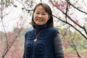 小說：獲獎作品《狼洞的外婆》作者：王勇英         獲獎感言我出生在一個叫大車的客家村莊。童年時代，村里經常有劇團、戲班來演采花劇、唱木鬼戲等。小時候我們沒有課外書看，但有很多戲看，那是在鄉村戲臺上、打谷場上演的故事，是最鄉土的“書”。