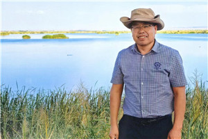 小說：獲獎作品《額吉的河》作者：許廷旺         獲獎感言在阿拉善流傳著“半袋冰糖”的故事。當年一對年輕夫婦給上海孤兒送些牛奶、黃油。妻子看到一個男孩，兩歲了，不會坐不會爬，大腦袋小細脖。男孩與她特別親，臨走時哭鬧不止。當晚，夫婦商議領養男孩。