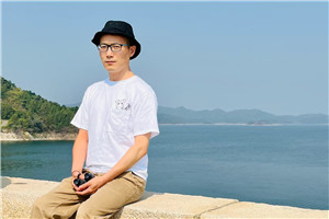 詩歌：獲獎作品《我知道所有問題的答案了》作者：童子         獲獎感言我曾經以為，人生是一條拋物線，從出生的起點慢慢爬上高峰，再慢慢滑落低谷。如果按人的生理表現，是這樣的。但我越來越意識到，人之所以為人，是因為我們有靈魂。靈魂可以不被身體束縛……