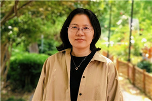 小說：獲獎作品《萬花筒》作者：陸梅         獲獎感言回想寫《萬花筒》的心境，有點做夢的感覺。我似乎完全沉浸在文字所構建的那個世界里，心里有一個執念：就想借孩子的眼睛，看看我生活的這座城市——不是作為背景，而是進入縱深。