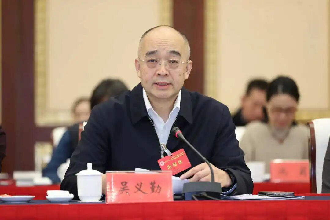 中國作協黨組成員、副主席、書記處書記吳義勤主持第一次全體會議