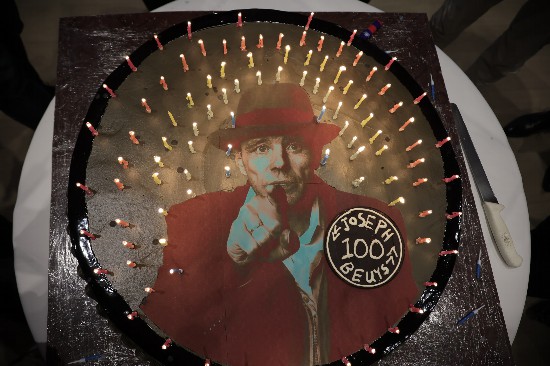 現場為約瑟夫·博伊斯預備的生日蛋糕