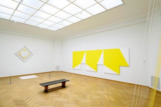 海牙藝術博物館“移動的蒙德里安”展覽現場，蒙德里安作品與當代藝術家作品并陳。