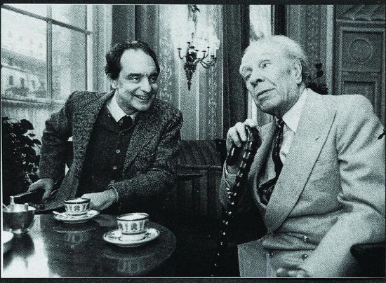 卡爾維諾生于1923年10月15日，如今已被公認為20世紀最有影響力的意大利小說家，并且與博爾赫斯、馬爾克斯一樣，同享“作家中的作家”之盛譽，其作品敘事精巧、風格輕盈，猶如繁復的迷宮，充溢著哲理與智性，給人以眼花繚亂、應接不暇之感。圖為卡爾維諾（左）與博爾赫斯（右）在羅馬艾克塞西爾酒店的合影。（圖片由譯林出版社提供）