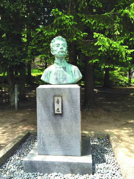 仙臺博物館旁的魯迅雕像