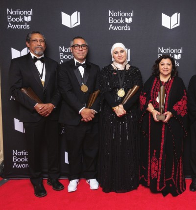2024年美國全國圖書獎的四位原創作品獎得主。左起：小說獎得主珀西瓦爾·埃弗里特、非小說獎得主賈森·德·萊昂、青少年文學獎得主希法·薩勒塔吉·薩法迪和詩歌獎得主萊娜·哈拉夫·圖法哈。全國圖書基金會圖片